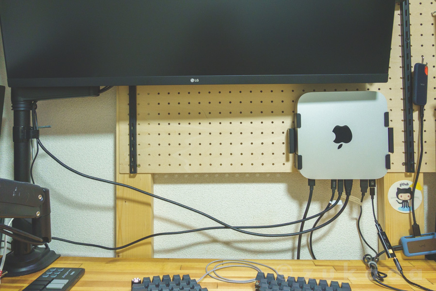 VESA マウントアダプタを使って Mac Mini を壁面設置した